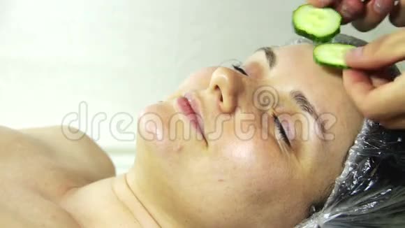 女孩脸上黄瓜的家庭化妆品面具视频的预览图