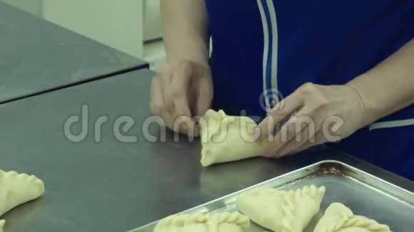 女人手做馅饼面团视频的预览图