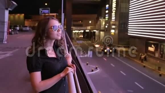 一个女孩看着工作之夜的广告横幅视频的预览图
