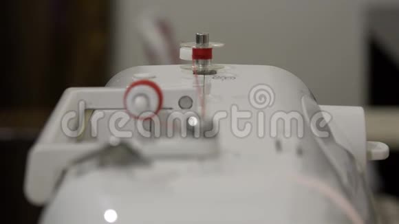 自动缝纫机上线轴上的快速红线视频的预览图