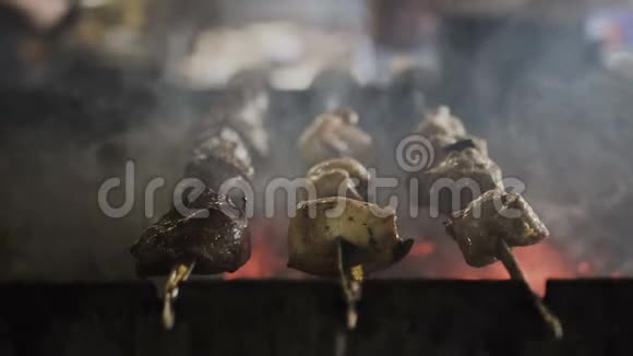 烤猪肉猪肉烧烤烟从炸肉上升起视频的预览图