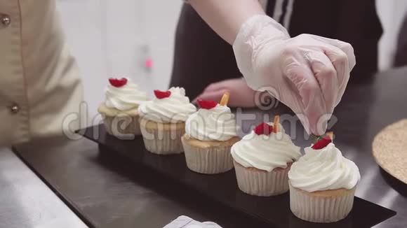 甜点厨师女性手工装饰蛋糕奶油与草莓搭配视频的预览图