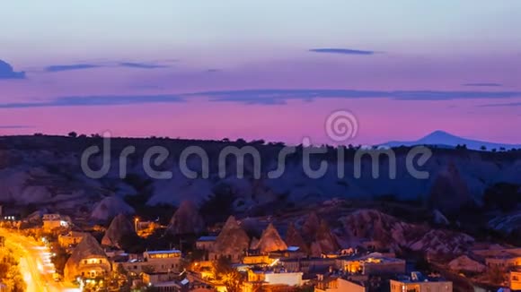 在土耳其卡帕多西亚用美丽的天空放大Goreme村的延时视图视频的预览图