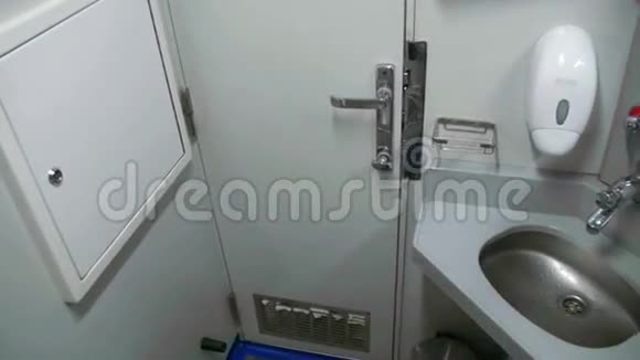 火车车厢里的厕所视频的预览图