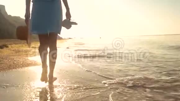 带着拖鞋的女人海滨视频的预览图