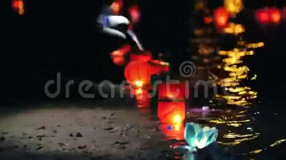 夜间在河上漂浮的照明灯有灯光的海岸视频的预览图