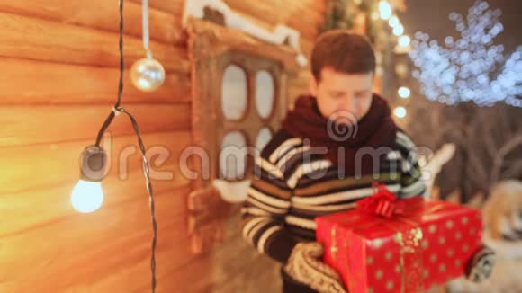 木仙屋背景上的家伙送给观者礼物圣诞节和新年主题视频的预览图
