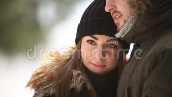 漂亮的一对夫妇花时间在公园里他们互相拥抱下雪天气视频的预览图