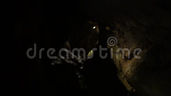 用石笋射杀一个巨大而阴郁的洞穴视频的预览图
