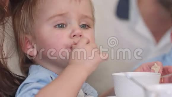 可爱的小男孩吃巧克力牛角面包视频的预览图