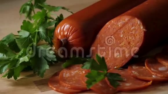 木质砧板上烘干有机沙拉米香肠框架用迷迭香和香料放在木板上的香肠一块视频的预览图