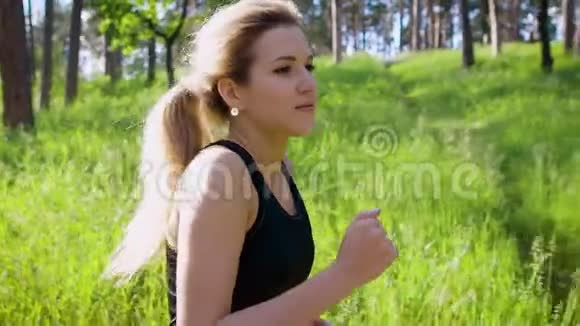 美丽的白种人女人在农村奔跑运动和健康生活方式视频的预览图