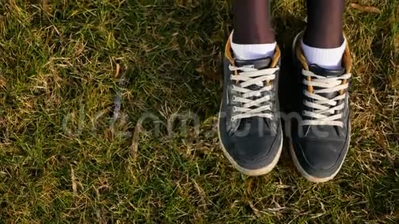 穿着白色袜子和运动鞋的紧身女性脚在绿草上移动姿势和脚踩到位视频的预览图