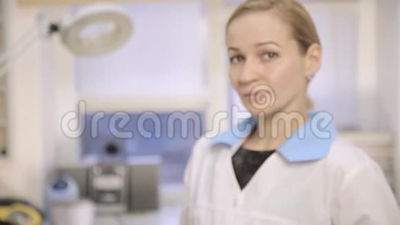 女医生医院护士出示给病人服用的药片视频的预览图