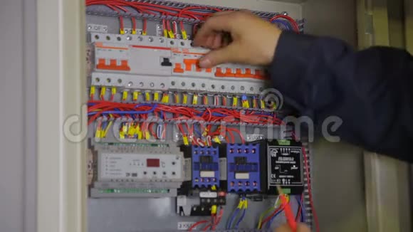 电工双手检查电气保险丝箱内断路器视频的预览图