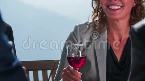 漂亮的商务女性喝了一口视频的预览图