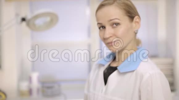 女医生医院护士出示给病人服用的药片视频的预览图