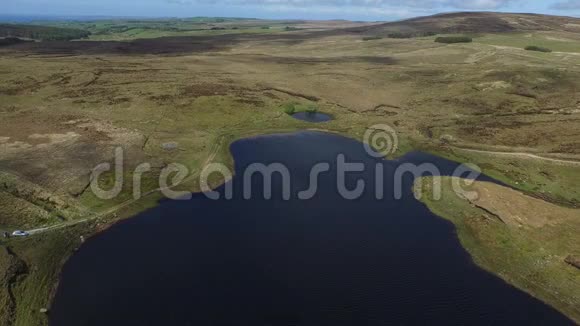 天然爱尔兰半岛的倾斜空中无人机视频的预览图