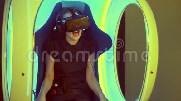 小女孩坐在虚拟现实的吸引力和感觉可怕视频的预览图