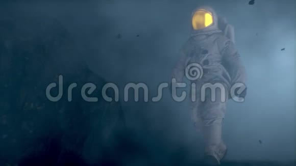 宇航员在雾蒙蒙的外星星球上行走CG动画视频的预览图