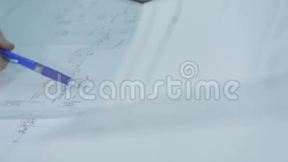 人手显示用蓝笔计算视频的预览图