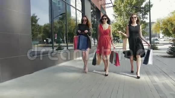 一群迷人的女性朋友在城里散步展示他们的购买行为视频的预览图