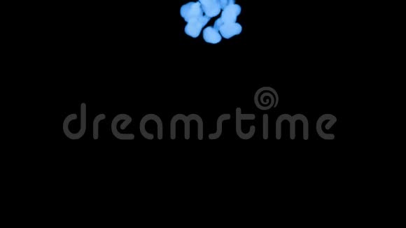 许多流动的荧光蓝墨水或烟雾隔离在黑色的缓慢运动蓝色的薄荷倒入水中使用墨水视频的预览图
