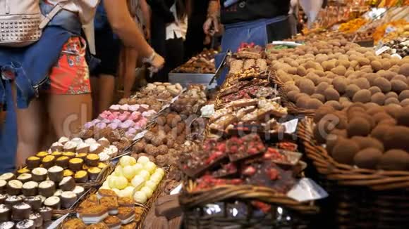 各种巧克力糖果糖果糖果糖果糖果在拉博奎利亚市场展示西班牙巴塞罗那视频的预览图