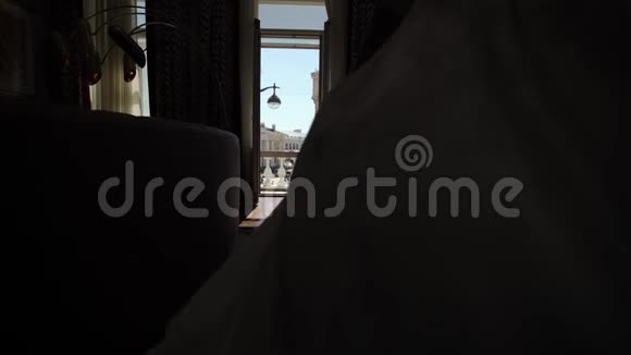 穿浴袍的年轻女子去阳台视频的预览图