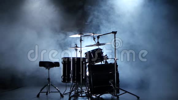 鼓包供专业人员使用黑色烟熏背景背光视频的预览图