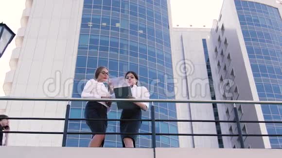 两个商务女性在一次重要会议前讨论图形一个商务男性在电话中交谈视频的预览图