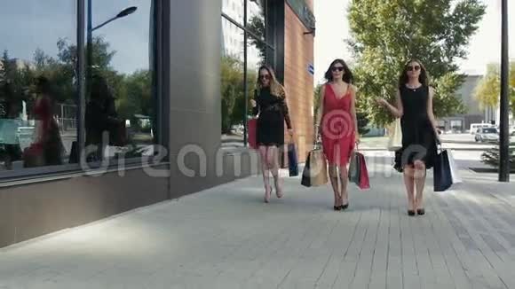 三个很棒的女朋友走在街上互相交谈视频的预览图