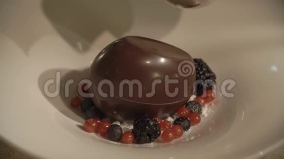 提供美味的巧克力甜点视频的预览图