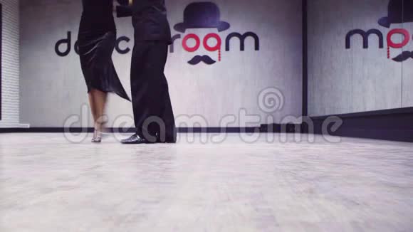 专业舞者跳探戈的腿视频的预览图