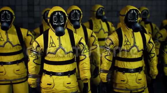 医生穿着黄色的防护服在工作日开始前排队穿着细菌服的人视频的预览图