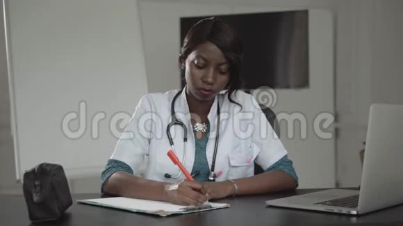 医学人与医疗理念快乐的非裔美国女性医生或护士撰写医疗报告视频的预览图