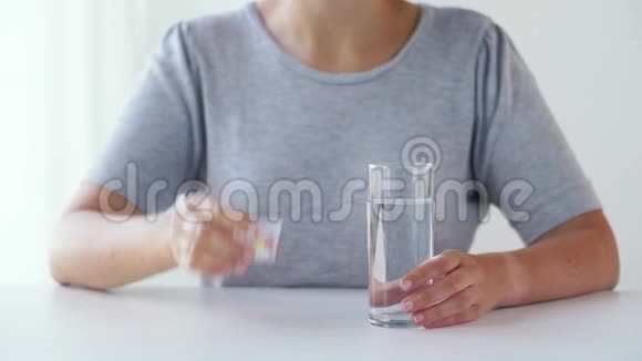 女人吃药喝水视频的预览图
