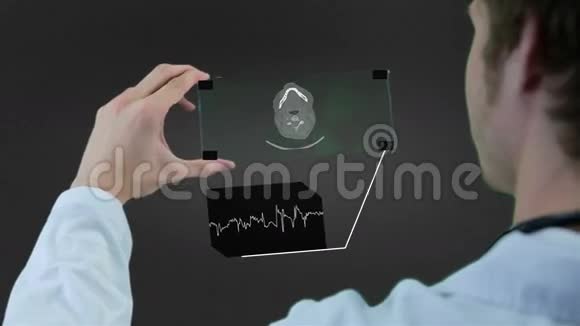 专业科学家博士采用未来感触摸屏技术显示x射线运动图形视频的预览图