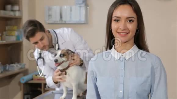 在兽医诊所女人的姿势很好视频的预览图