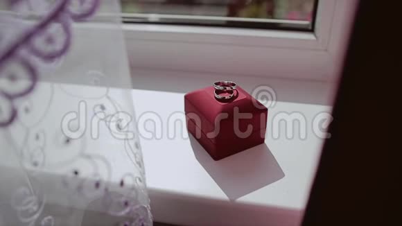 上面有订婚戒指的盒子在窗台上视频的预览图