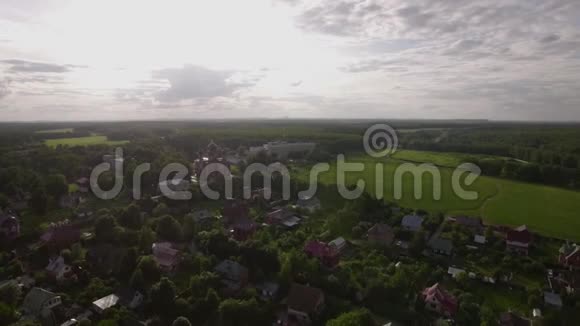 俄罗斯卢基诺有升天大教堂的村庄空中景象视频的预览图