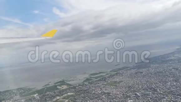 从飞机窗口观看房屋建筑物云山天际线海洋视频的预览图
