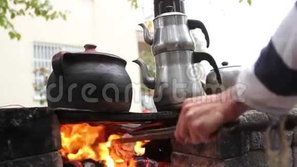 花园里有茶壶的壁炉视频的预览图