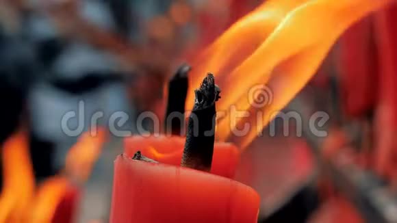 中国佛教寺庙中蜡烛燃烧的特写慢镜头视频的预览图