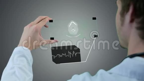 无法辨认的科学家医生双手采用未来的触摸屏技术显示x射线运动图形视频的预览图