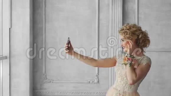 一个女人用一只手拿着手机给自己拍照视频的预览图