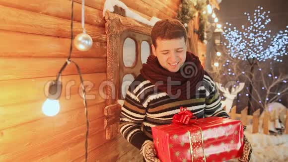 木仙屋背景上的家伙送给观者礼物圣诞节和新年主题视频的预览图