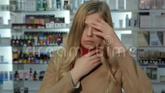 女人来药店时嗓子疼视频的预览图