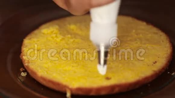 烹饪覆盖蛋糕奶油蛋糕视频的预览图