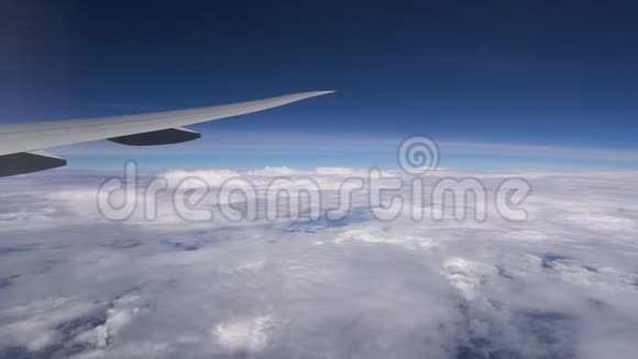 飞机在云层中飞得很高飞行中的飞机机翼视频的预览图